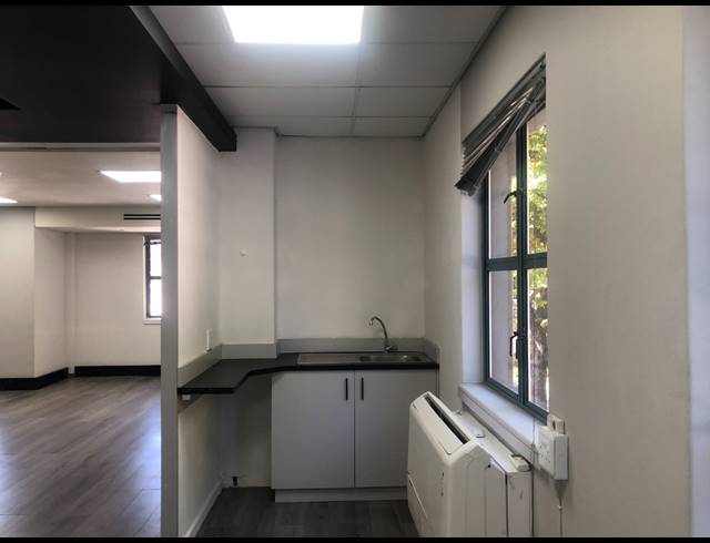 188M² OFFICE TO LET IN HYDE PARK